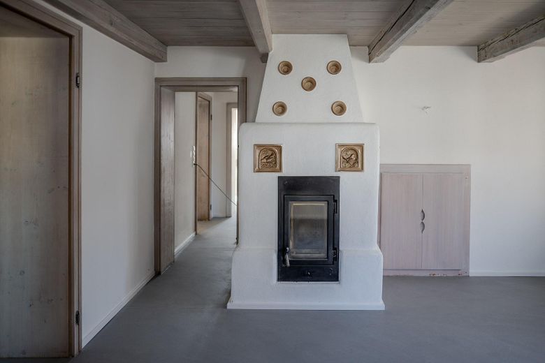Einzigartiges Bauernhaus 1482 – Luxus-Sanierung & Erstbezug – Wohnzimmer mit Kachelofen