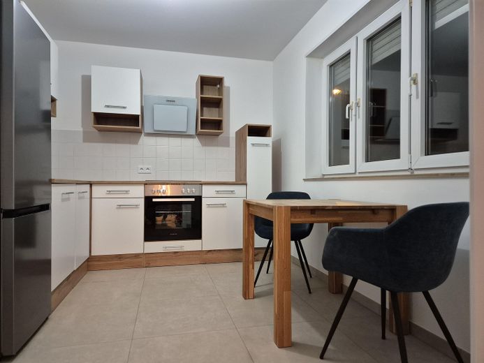 Moderne 1-Zi-Wohnung mit großzügiger Küche und Tiefgaragenplatz in LU a.R. – Küche