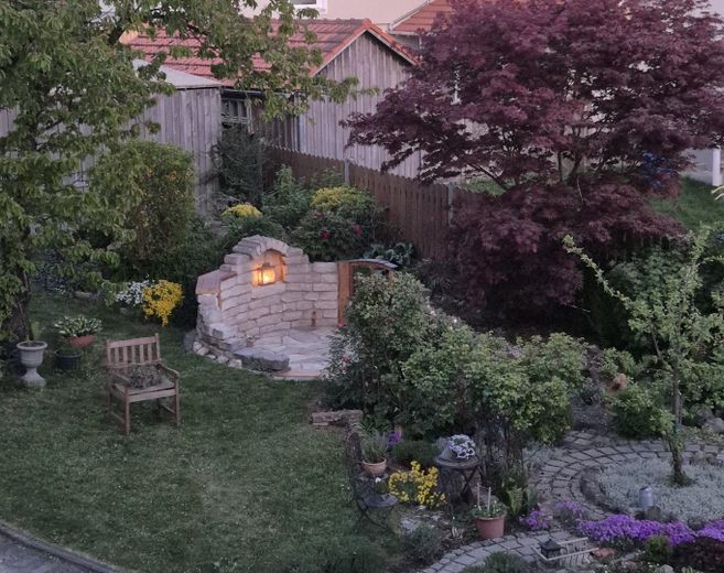 Wohnen und Gewerbe / großzügiges Mehrgenerationenanwesen 1.580 qm mit Halle / Nahe München – Freisitz Garten WE 1