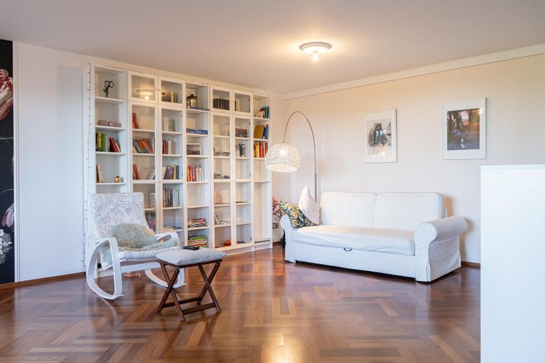 Sin comisión, venta directa del propietario: luminoso apartamento de 4,5 habitaciones con terraza cerca del lago Unterbacher See – Wohnzimmer