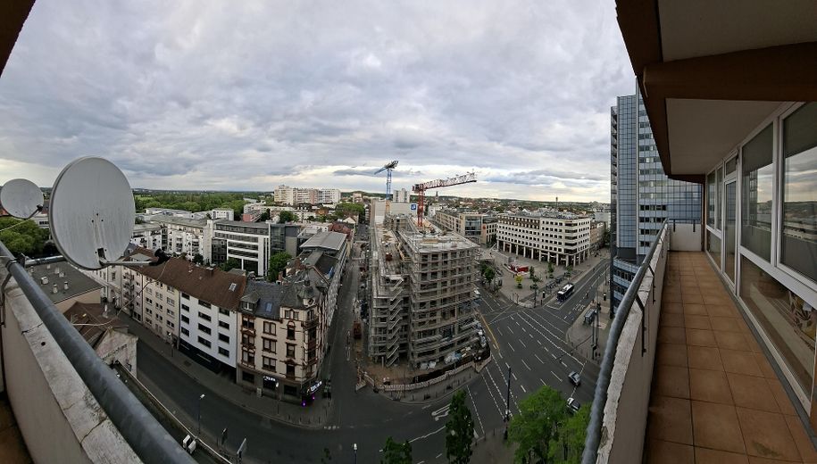 Über den Dächern Offenbachs: Großzügige 3-Zimmer-Wohnung mit zwei Balkonen – provisionsfrei – Balkon mit Stadtpanorama