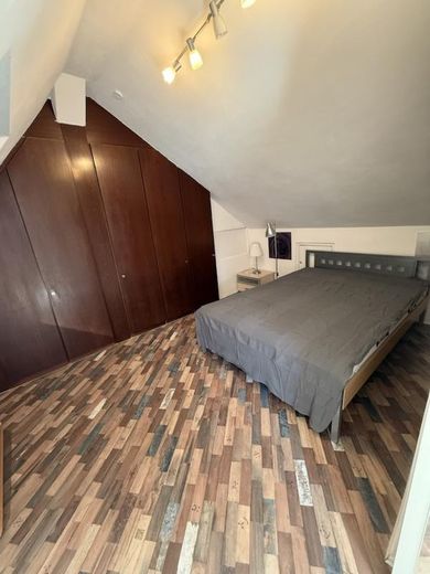 Luminoso appartamento completamente arredato di 1,5 locali a Stoccarda Est – Schlafzimmer