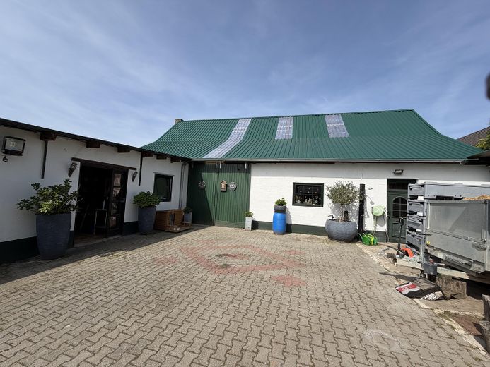 Casa rural con factor WOW: grandes naves, jardín de ensueño y cocina exterior de lujo – Foto 3