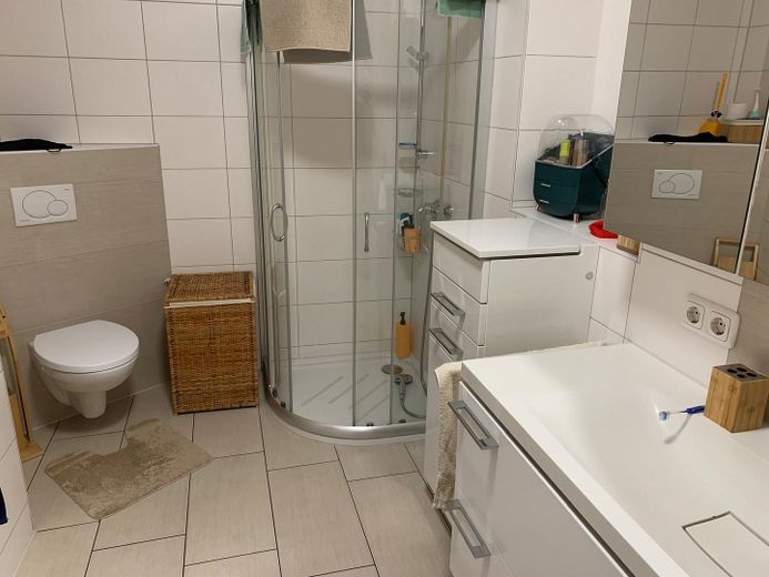 Modernisierte 3-Zimmer Wohnung mit Terrasse & Stellplatz – Bad2