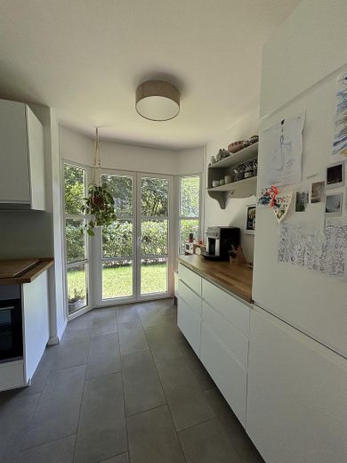 Küche mit Blick in den Garten