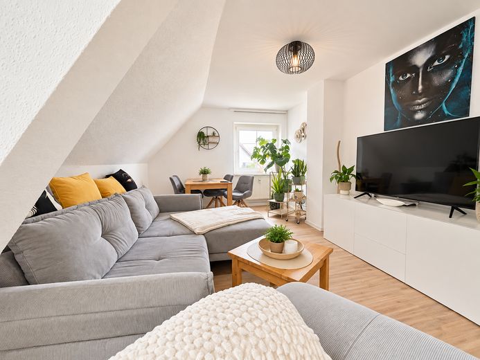 schöne 2 Zimmer DG-Wohnung, frei ab 01.12. – Wohnzimmer Blick 1
