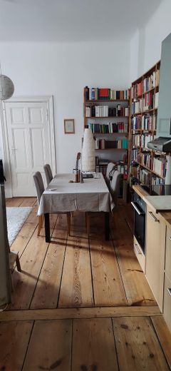 Bel appartement ancien près du Viktoriapark, sans commission de la part du propriétaire – Wohnzimmer