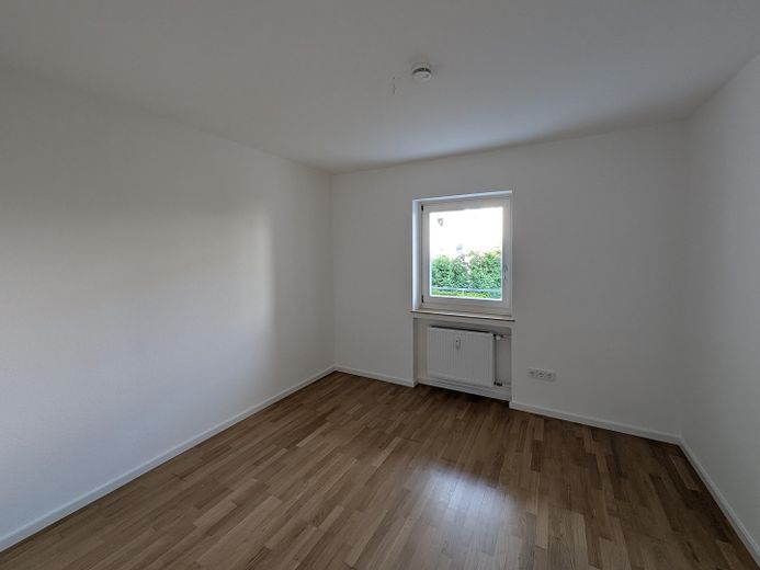 Helle 3 Zimmer am Waldstreifen — Balkon, TG-Stellplatz, bezugsfrei & provisionsfrei – Kinder-/Arbeitszimmer