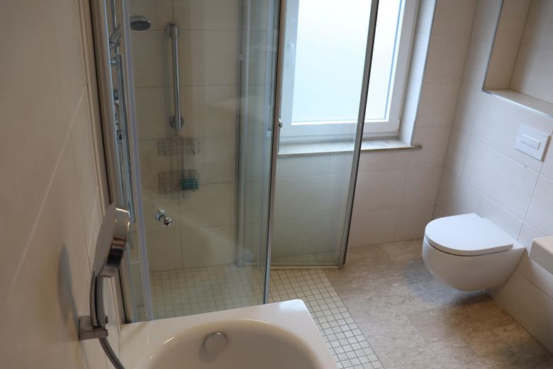 Badezimmer Dusche und Wanne