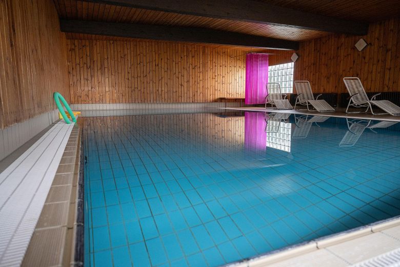 Schwimmbad mit Ruheplätzen