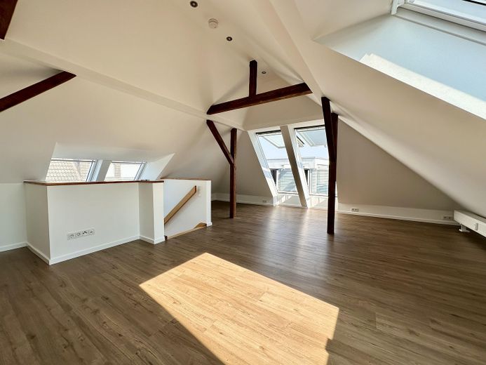 Hochwertig sanierte 4-Zimmer-Maisonette | 110 m² | 2 Bäder | Balkon | ruhige Lage an den Mainwiesen – Dachgeschoss