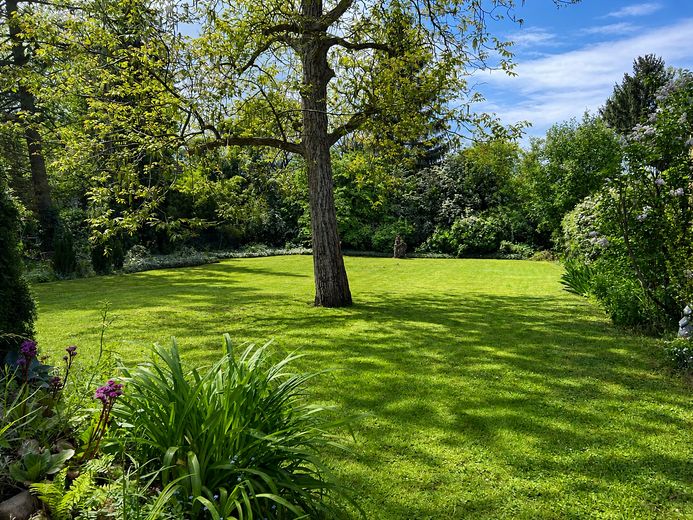 Freie DG-Whg. mit Traumgartenblick in privater Wohnanlage – Privatpark/ Garten 