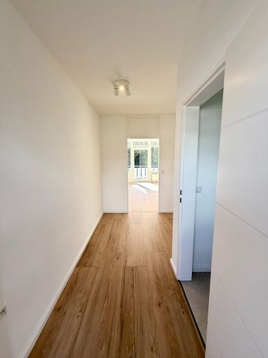 1 odalı daire: yüksek kaliteli yenilenmiş, yeni kaliteli ankastre mutfak, yeni banyo ve park yeri dahil – Flur, Blick in den Wohnraum