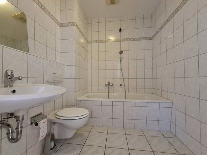 Moderne Wohnung mit Einbauküche, 3-Zimmer, offener Grundriss und Balkon in Chemnitz – Badezimmer