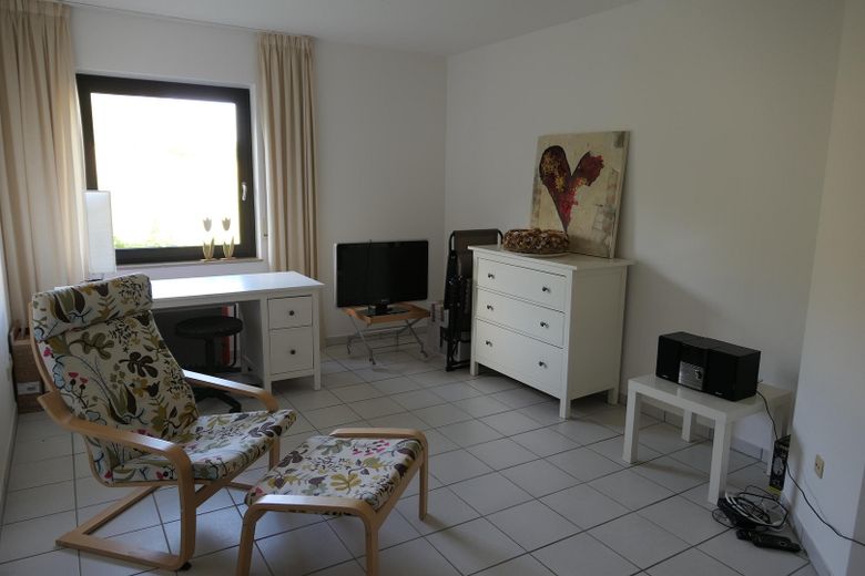 Gran casa adosada con 2 viviendas independientes: vivienda en propiedad de 4-5 habitaciones y vivienda en propiedad de 3 habitaciones, junto al campo – OG: Zimmer mit kl. Balkon