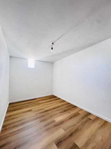 Provisionsfrei: Modernisierte 3-Zimmer-Wohnung mit 2 Balkonen, saniertem Bad und Hobbyraum – ca. 10 m² Mansarde/Hobbyraum