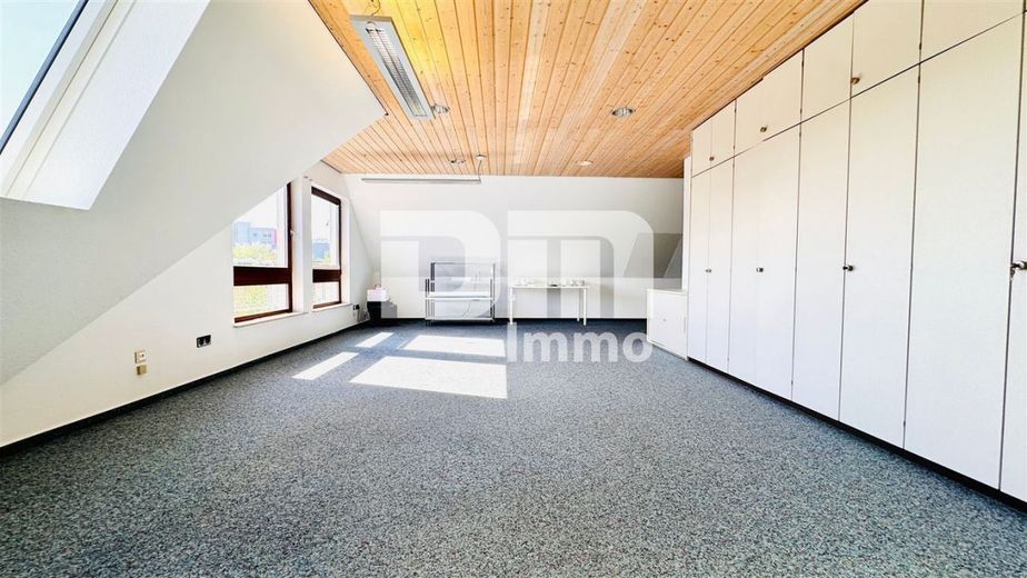 Schön zentral gelegenes Büro mit Balkon und Tiefgaragenstellplatz – Raum 1 groß Titel