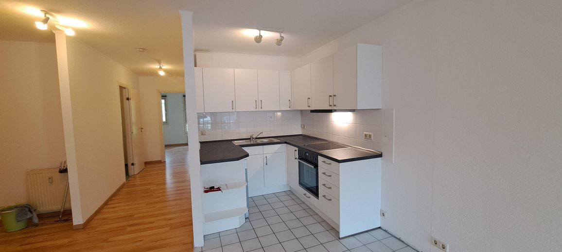 Helle 2-Zimmer-Wohnung, Balkon, neue EBK, Fahrstuhl, Naturschutzgebiet (Lesum) von Privat – Wohnküche u Blick in den Flur