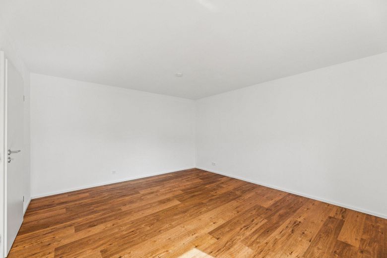 ERSTBEZUG: Erdgeschoss Wohnung 3,5 Zimmer in der Dreifaltigkeit – Wohnzimmer
