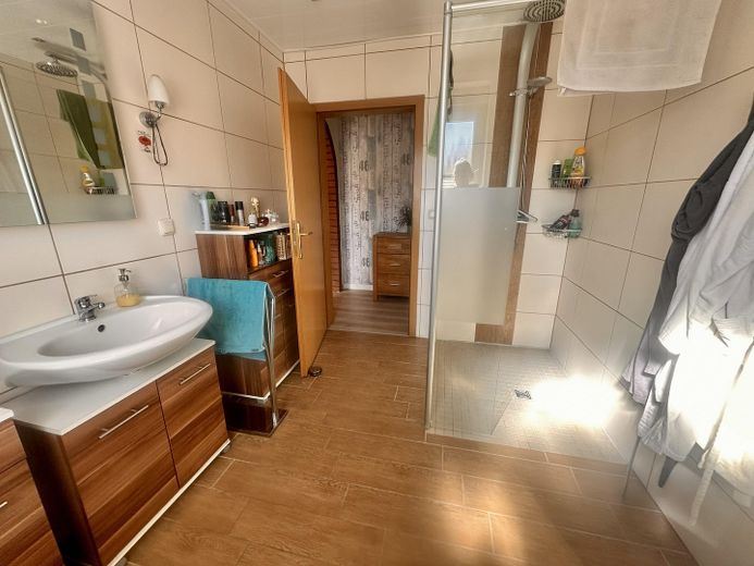 🏡 Einziehen statt sanieren – Ihr neues Zuhause wartet bereits auf Sie! – Ebenerdiges Duschbad im EG