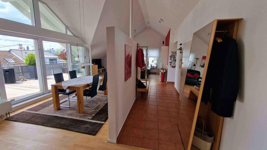Gepflegte 3 1/2-Zimmer-DG-Wohnung mit gehobener Ausstattung und EBK in Rutesheim - provisionsfrei! – Flur, gefliest