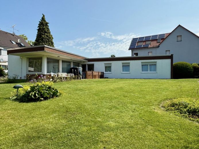 Fröndenberg-Westick: Flachdach-Bungalow mit Gartenoase als perfekter Rückzugsort! – Bungalow Fröndenberg-Westick mit Garten