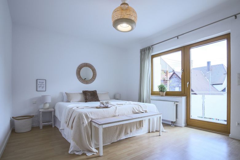 Casa unifamiliare ristrutturata con 2 garage enormi e innumerevoli possibilità di sviluppo – Foto 7