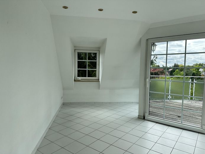 Appartement mansardé à Falkensee – Wohnbereich links