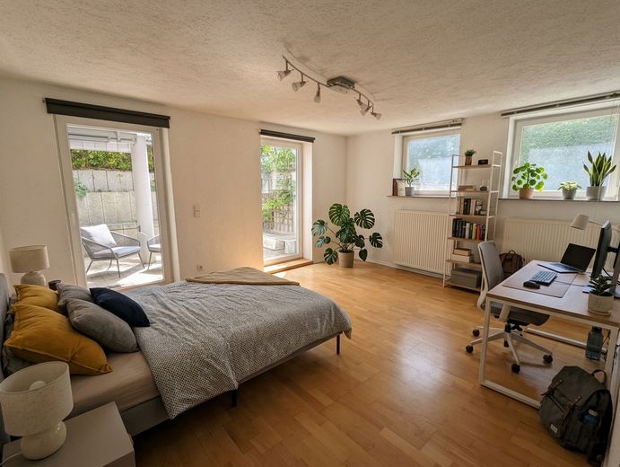 WG geeignete 4 Zimmer-DG-Whg mit Holzfußboden, Balkon, Wohnküche – Wohnung 2 im Haus