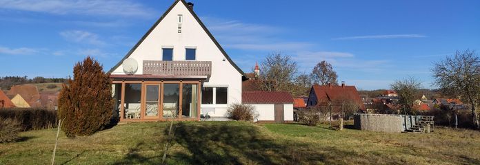 Casa unifamiliar bien cuidada en tranquila ubicación a las afueras del pueblo: Gran parcela en Dombühl (disponible para ocupar a partir de diciembre) – Blick auf den Wintergarten