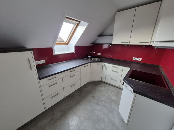 Esclusivo appartamento mansardato centrale di 3,5 locali con finiture interne di pregio, loggia e cucina componibile – Küche