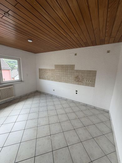 Per direct beschikbaar: ca. 184 m² verdeeld over 3 verdiepingen – als eengezinswoning of 2 appartementen – Küche OG