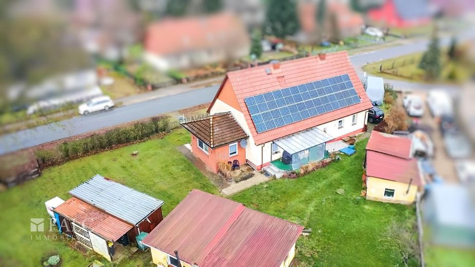 ***Einfamilienhaus mit Charme und vielseitigem Nebengelass*** – Drohne Südansicht