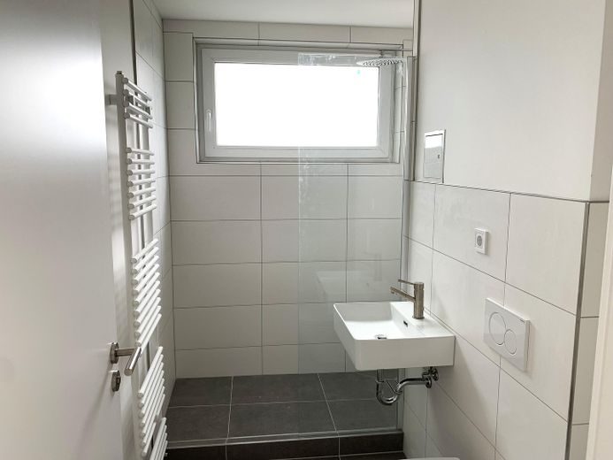 Neu* Bad mit Dusche/WC