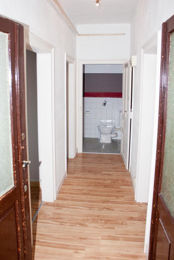 Preissenkung: Von Privat, 3 Zimmer mit 25 m² "Ausbaureserve" im DG zentrale Lage in FFM Höchst – Flur