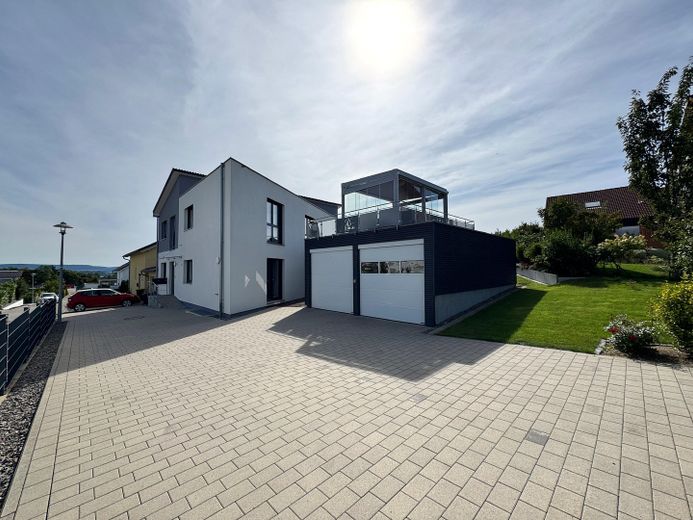 Hausansicht, Garage+Stellplatz