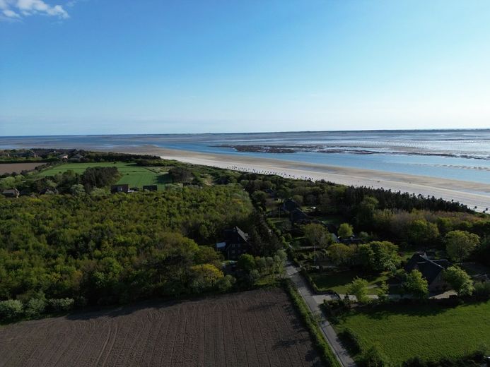 Großzügiges Einfamilienhaus mit Ferienvermietungspotenzial auf 9.640 m² Grundstück in Utersum auf Föhr – Luftaufnahme