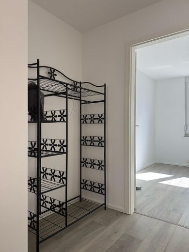 Renovierte 4-ZKB mit Terrasse und Balkon ins Grüne, EBK, 2 Stellplätze – bezugsfrei, provisionsfrei – Garderobe