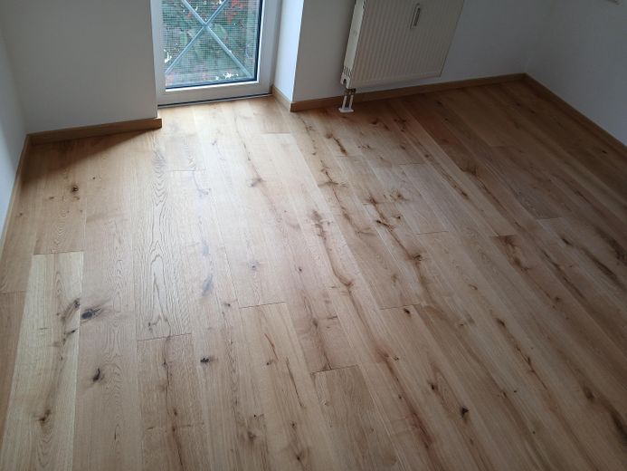 Affascinante bilocale con balcone e posto auto in autorimessa interrata — Regensburg-Galgenberg – Schlafzimmer, Ostseite, Parket