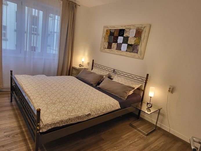 Volledig gemeubileerd 2,5-kamerappartement met balkon en inbouwkeuken in Stuttgart-West – Schlafzimmer