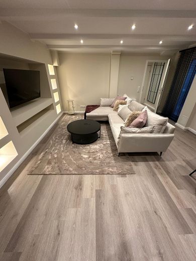 Fully furnished 3-room KfW apartment with kitchen & balcony in a prime location in Wiesbaden Mitte – Wohnzimmer