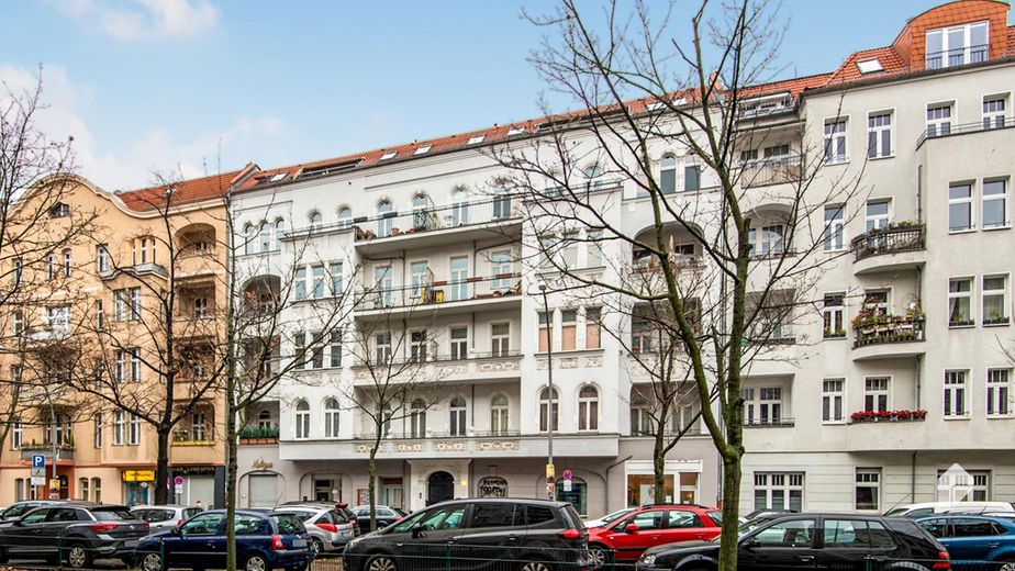Provisionsfrei: 111 m² Altbau-Kapitalanlage mit 2 Südbalkonen, Helmholtz-Kiez Prenzlauer Berg – Haussicht von Strasse