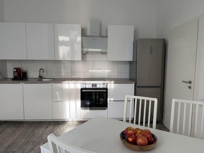 con aire acondicionado, completamente amueblado, recién renovado, listo para entrar a vivir, 2 hab., baño con cocina y balcón – Foto 3