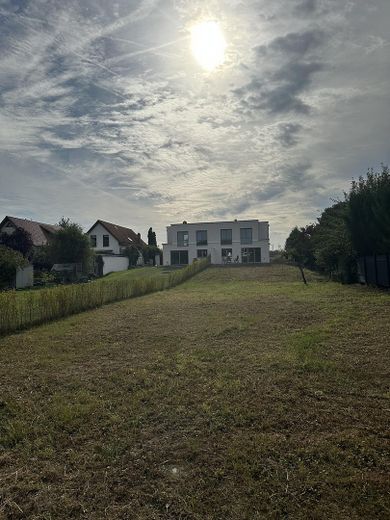 2026’da ilk kez oturuma hazır: Magdeburg’un güneyinde ikiz evin yarısı – bahçe, şömine, ısı pompası, 150 m², A+ – Blick vom Garten