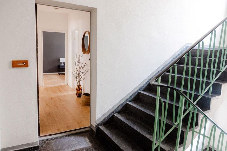 ¡Sin comisión! Tu hogar en Charlottenburg: luminoso apartamento de 3 habitaciones con balcón, cocina equipada y ascensor – Treppenhaus
