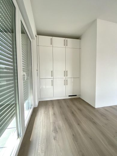 Ambizione urbana. Vivere nel verde. Esclusivo appartamento di 4 locali alle porte di Amburgo – Küchen- und Stauraumlösung