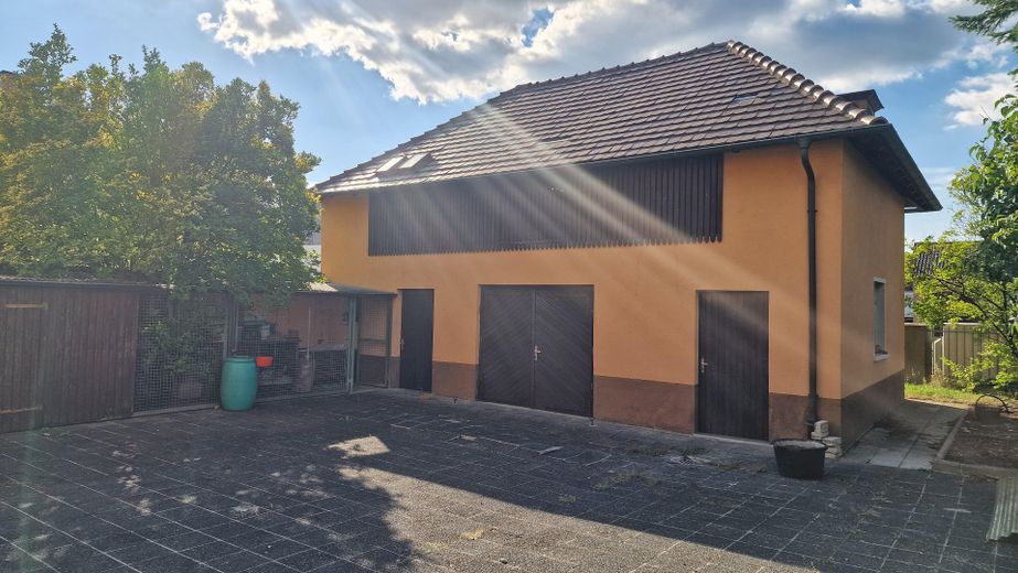 Nebengebäude mit 2 Garagen