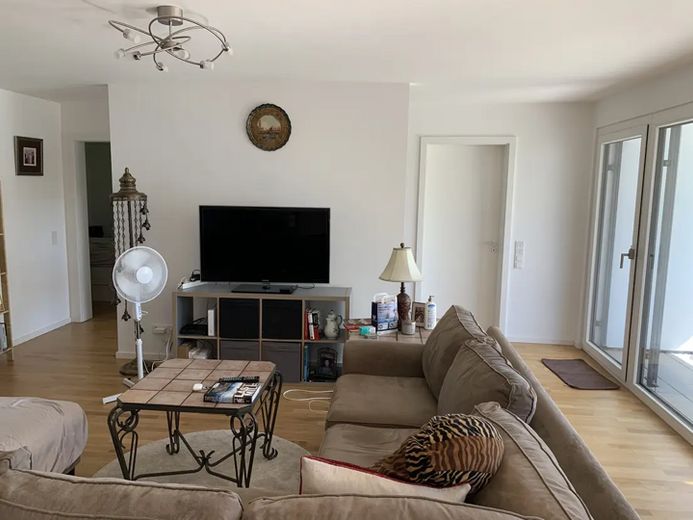 Lujo junto al lago Probstsee: 3,5 hab., cocina equipada, vestidor, garaje subterráneo | 7 min de Patch Barracks – Living room 2