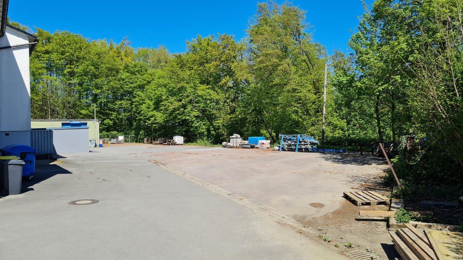 Selten angebotenes Ensemble mit zwei Häusern, Gewerbehalle und großem Grundstück! – Hoffläche