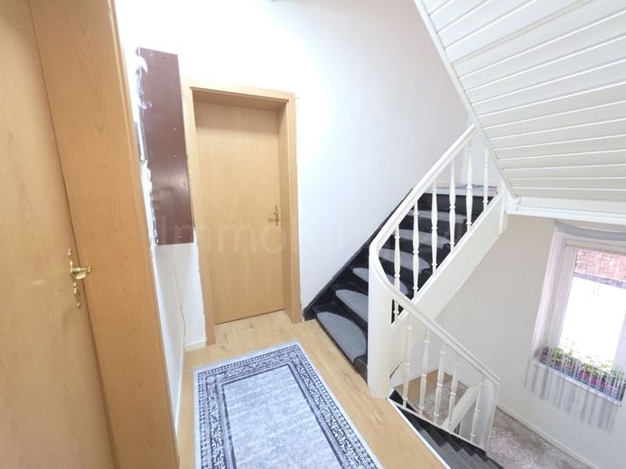 ++ SOLIDES EINFAMILIENHAUS + VIELE MODERNISIERUNGEN + ÜBERDACHTE TERRASSE IN GUTER LAGE!! ++ – DIELE OBERGESCHOSS